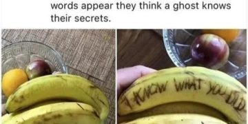 Banana with haunting message creates spooky prank at the market.