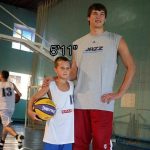 Tall person next to short person labeled with heights 6' and 5'11"