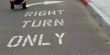 Road marking fail with wrong arrow pointing left for right turn.
